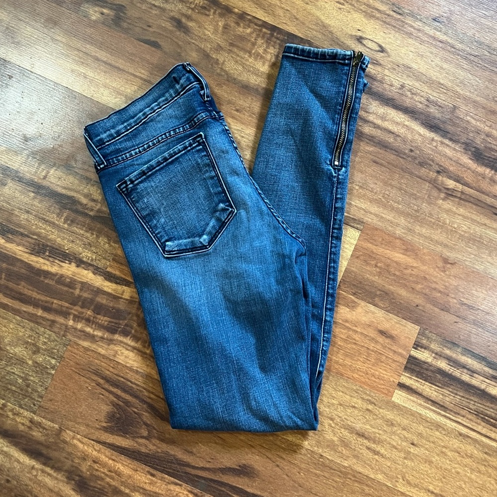 ‼️2/$20‼️Altar’d State Distressed skinny jeans